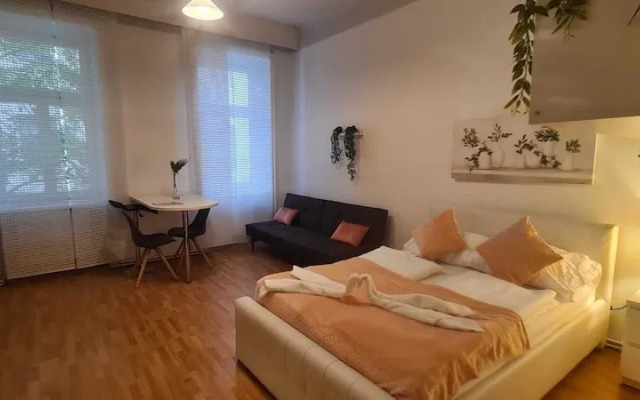 Elegant 2BR Prime Central Location