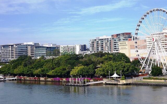 South Brisbane Spacious APT + Free Parking Qsb023