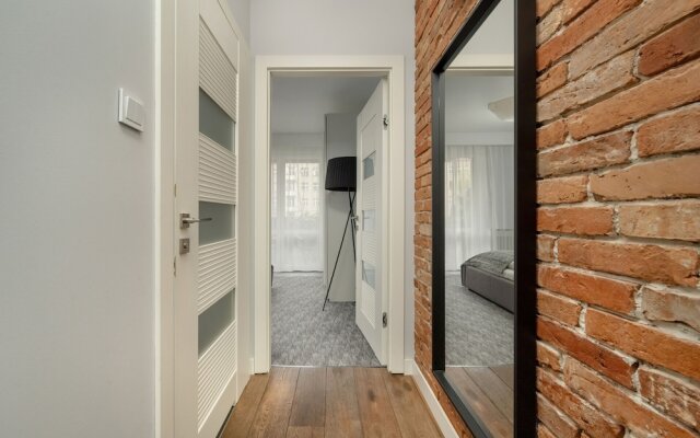 Modern Apartment Terrace by Renters