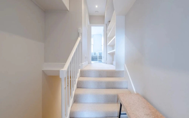 Airy 2 Bedroom Apartment Next to Clapham Common