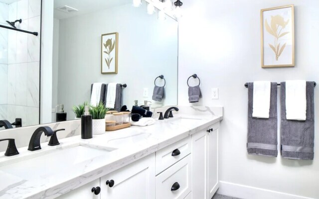 Beautiful 5-bdrm Vacation Home W/heated Pool !