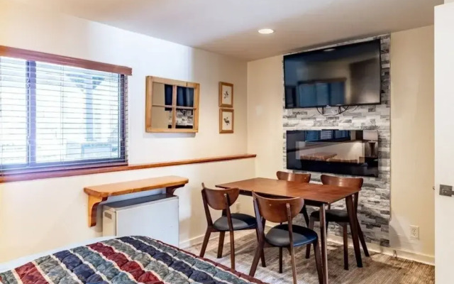 Telemark 5 4 Bedroom Condo by RedAwning