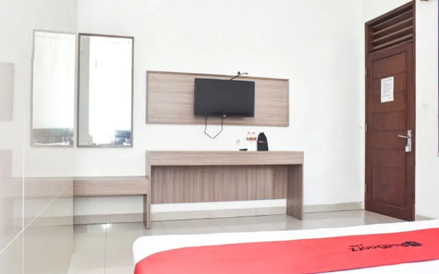 RedDoorz near Alun Alun Wonosobo