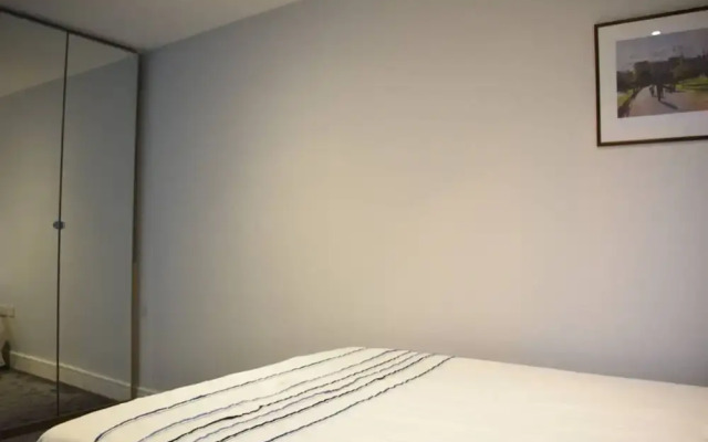 2 Bedroom Apartment Near The Oval Sleeps 4