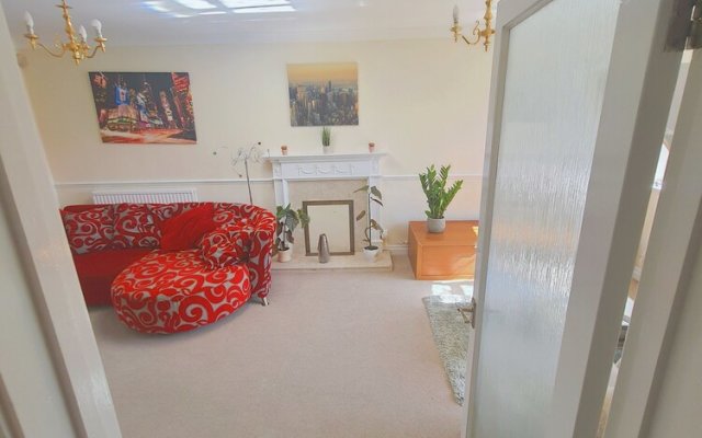 Bright and Spacious Holiday Home in Bradley Stoke