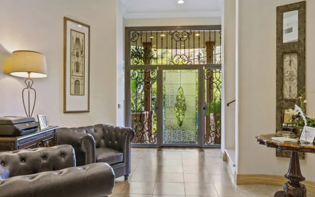 Robmar Mansion - Beverly Hills Mediterranean Estate With Pool & Sport Court