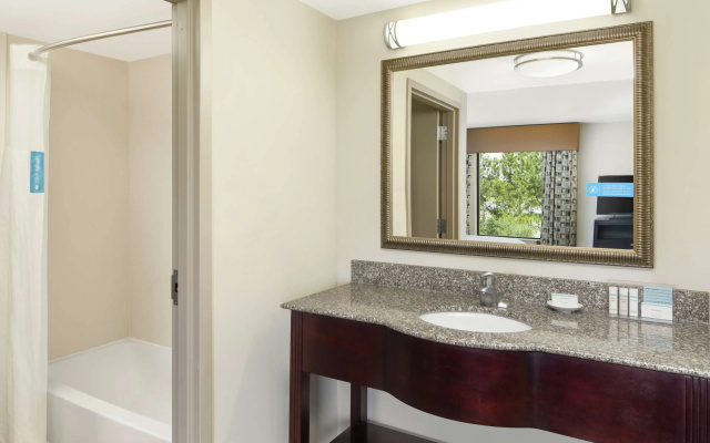 Hampton Inn & Suites Savannah-Airport