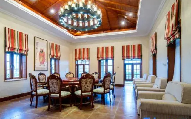 Deep in the mountains, Moon River Villa, a wild luxury holiday homestay