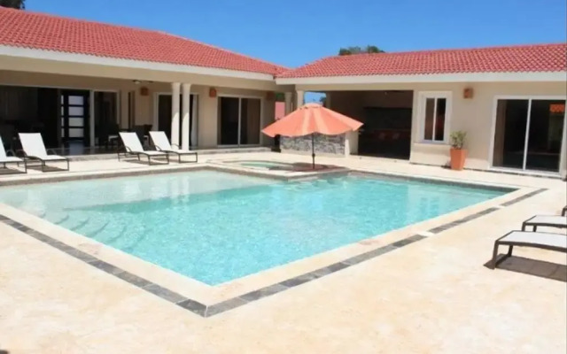 Villa With Jacuzzi, TVs in all Bedrooms