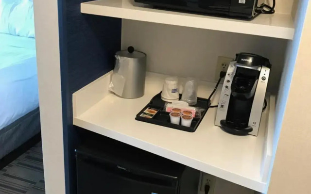 Holiday Inn Express & Suites Pittsburgh - Monroeville