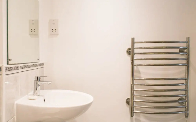 Modern Home by River Thames W/aircon, 4 Guests