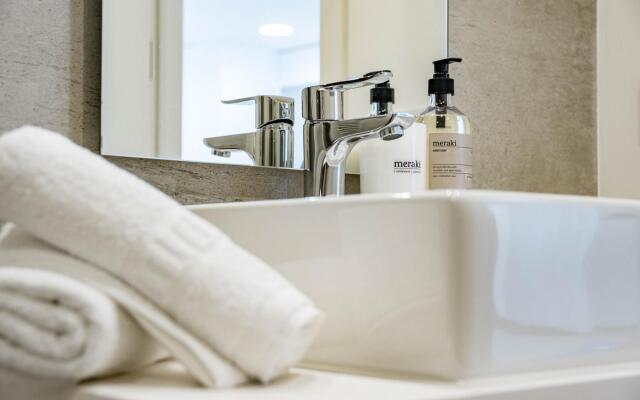 INF42M- Modern city apartment, families only