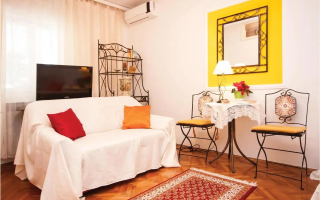 Three-Bedroom Apartment in Brodarica