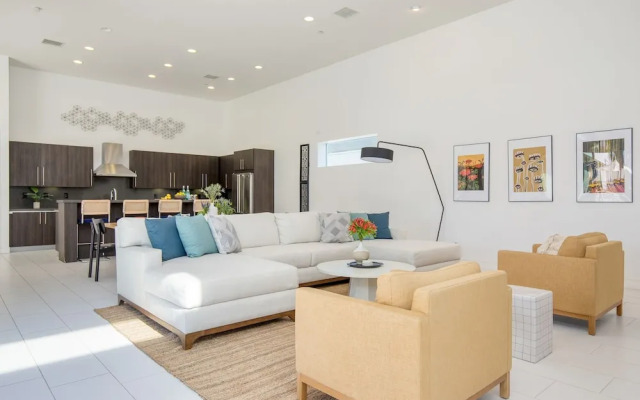 Polo Villa 6 by Avantstay Features Expansive Putting Green Pool Spa Outdoor Firepit 260324 5 Bedrooms