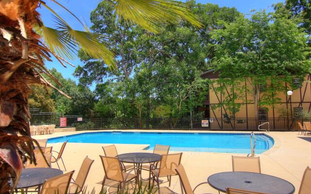 The Float Inn 3 CW B209