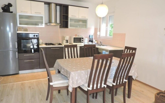 Pet - 20m From the sea - H