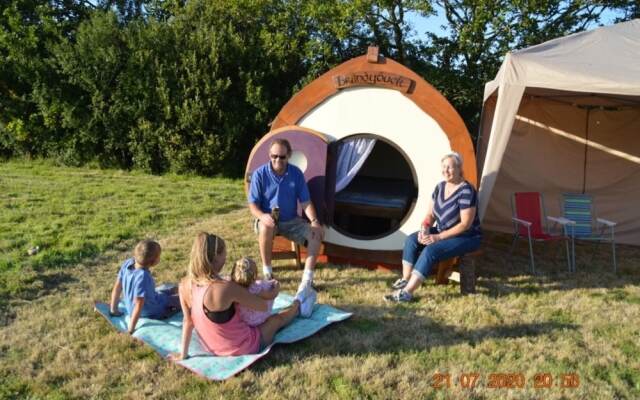 Secluded Meadow, Unique Shire Hut, Perfect Camping