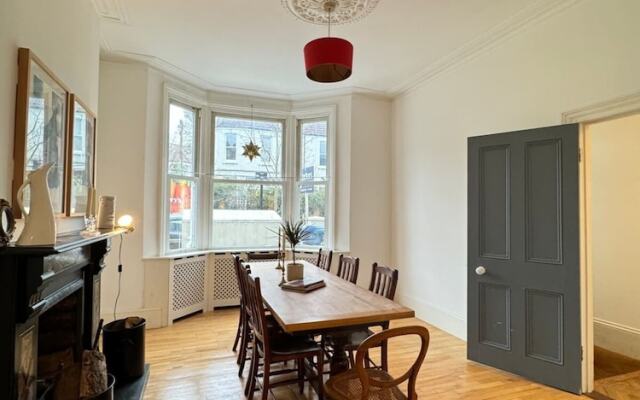 Spacious 4BD Family Home With Gardenkensal Green!