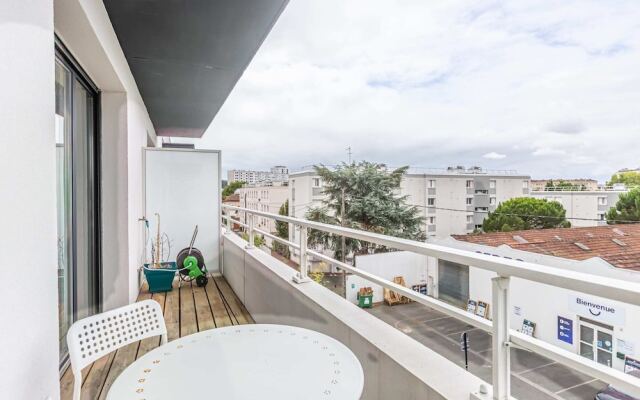 Spacious Apartment for 4 People in Bordeaux!