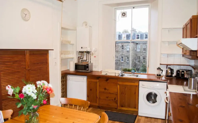 Spacious 3 Bedroom Flat in Marchmont