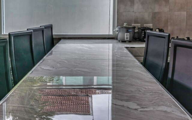 Tropical Living in Modern Villa Lancelot
