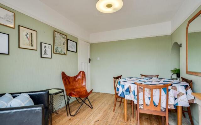 Cheerfull 3-bedroom Home With Parking Garden