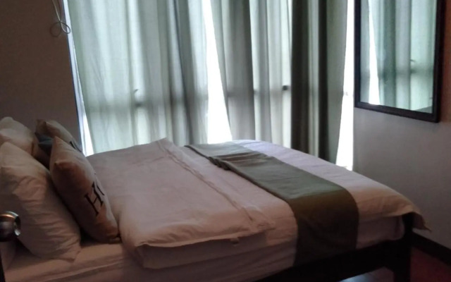 SAN LORENZO PLACE 2BR 29-E by LARICO