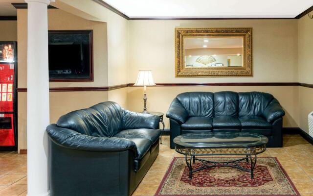 Super 8 by Wyndham Fenton/St. Louis Area