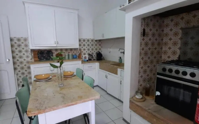 Sunny Terrace Apt, Close to Downtown! 2 Bedroom Flat