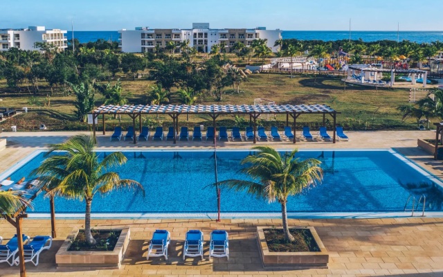 Gran Muthu Almirante Beach