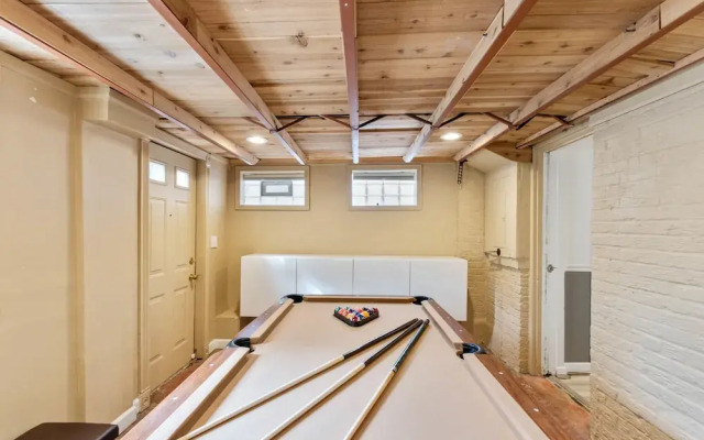 Beautiful 3br/3ba Colonial House by Cozysuites