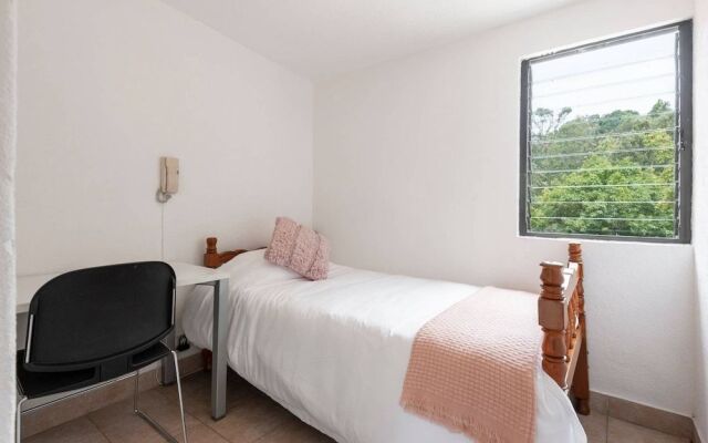 "room in Guest Room - Cuarto En Las Lomas!"