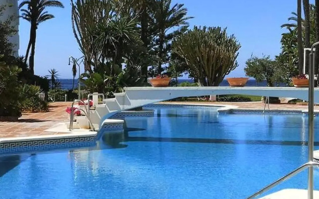 Amazing 3bedroom flat with seafront views & pool by SharingCo