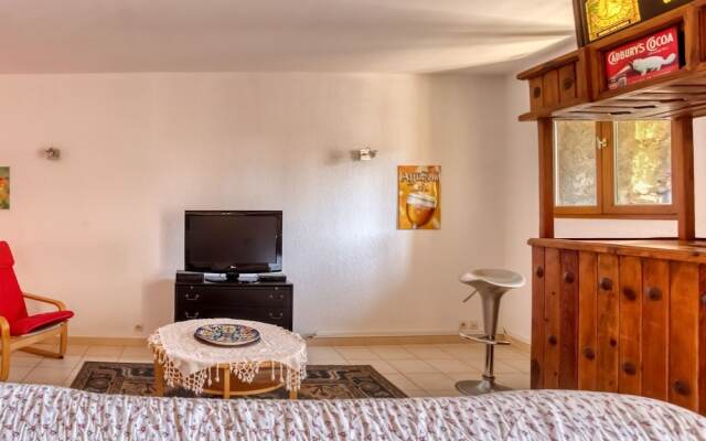 Quiant Holiday Home in Azille With Terrace