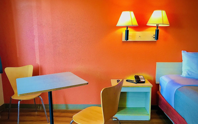 Travelodge by Wyndham Madison Heights MI