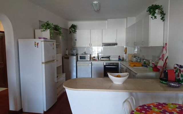 1-bed Apartment in Oura, Near the Aveiros Beach