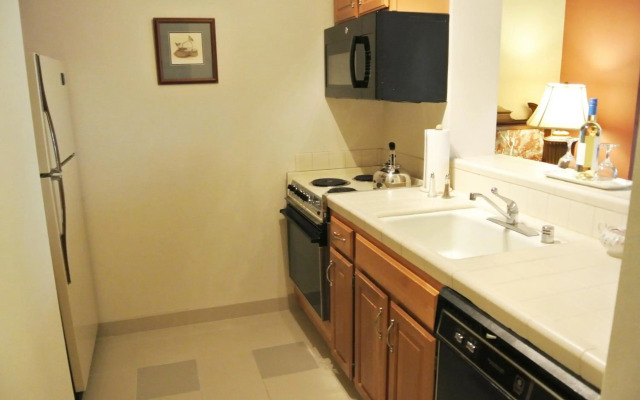 Cow Hollow Inn & Suites