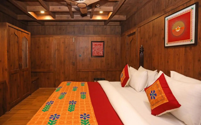 OYO EKTA Houseboat