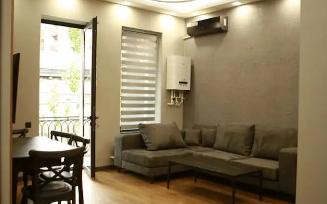 Villa 83
