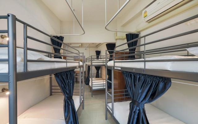 OYO 724 Green Light Cafe and Bed Hostel