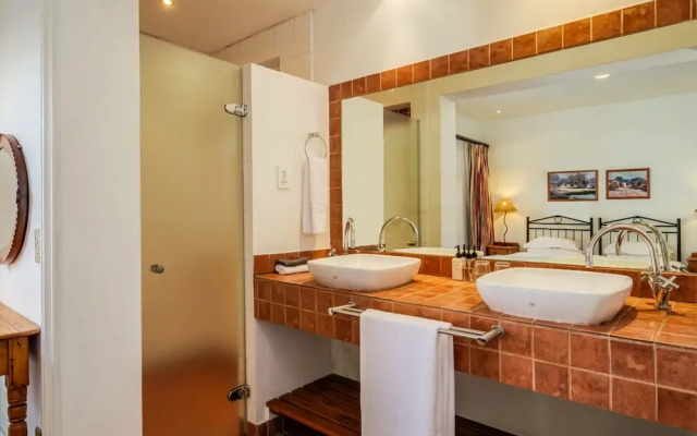 Colonial-style Apartment w Views Pool Area CBT Lodge