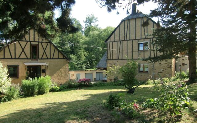 Spacious holiday apartment with its own garden