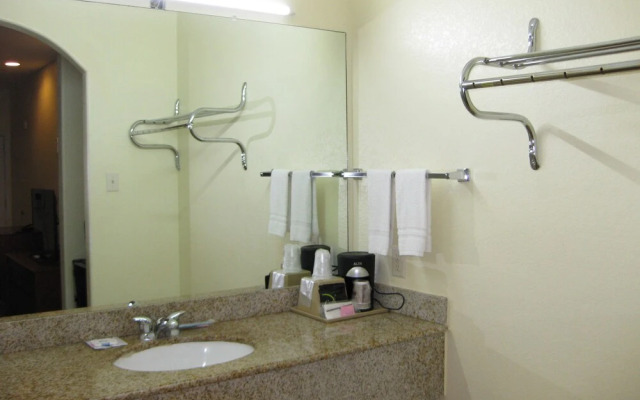 Scottish Inn and Suites