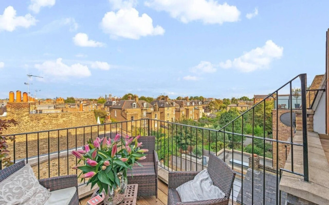 3 Bedroom Penthouse With London Skyline View