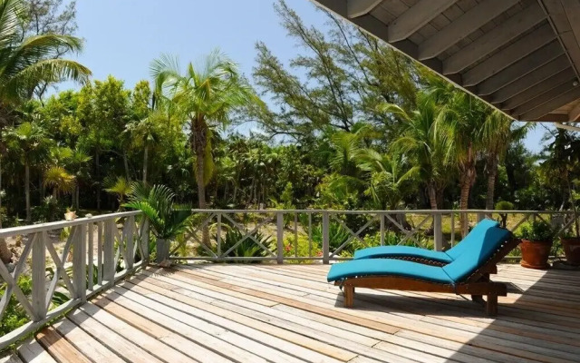 Oceanfront Elegance: Lovely Home With Views