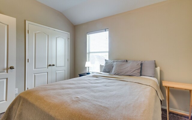 Pet-friendly Pearland Home ~ 21 Mi to Houston!