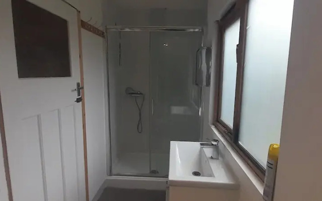 Pet Friendly - 5 Guests - 13 min to the Beach