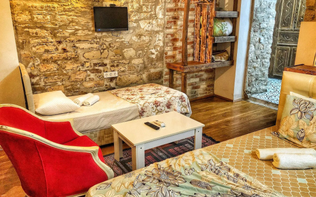 Parmis Boutique House