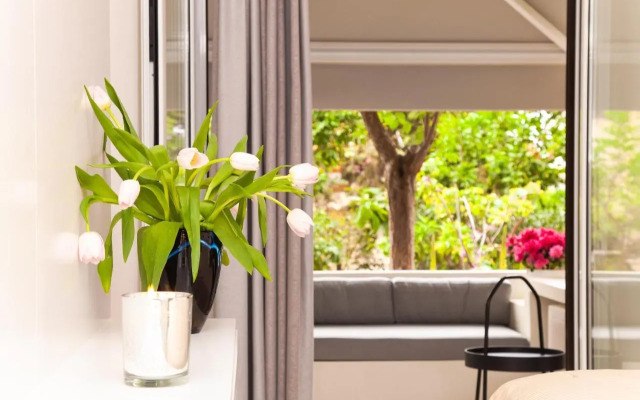 Sweet Suite Flora in Vouliagmeni