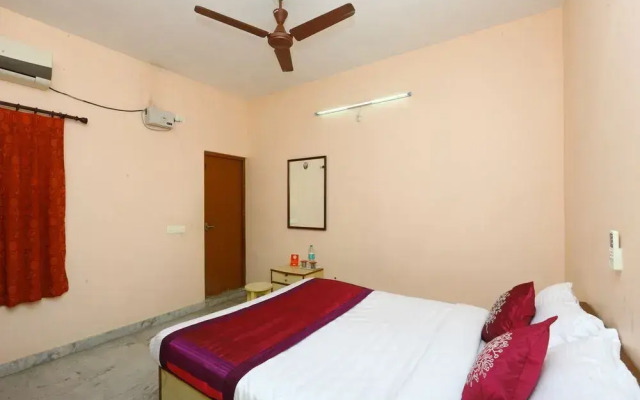 OYO 10098 Home Compact 1BHK White Town